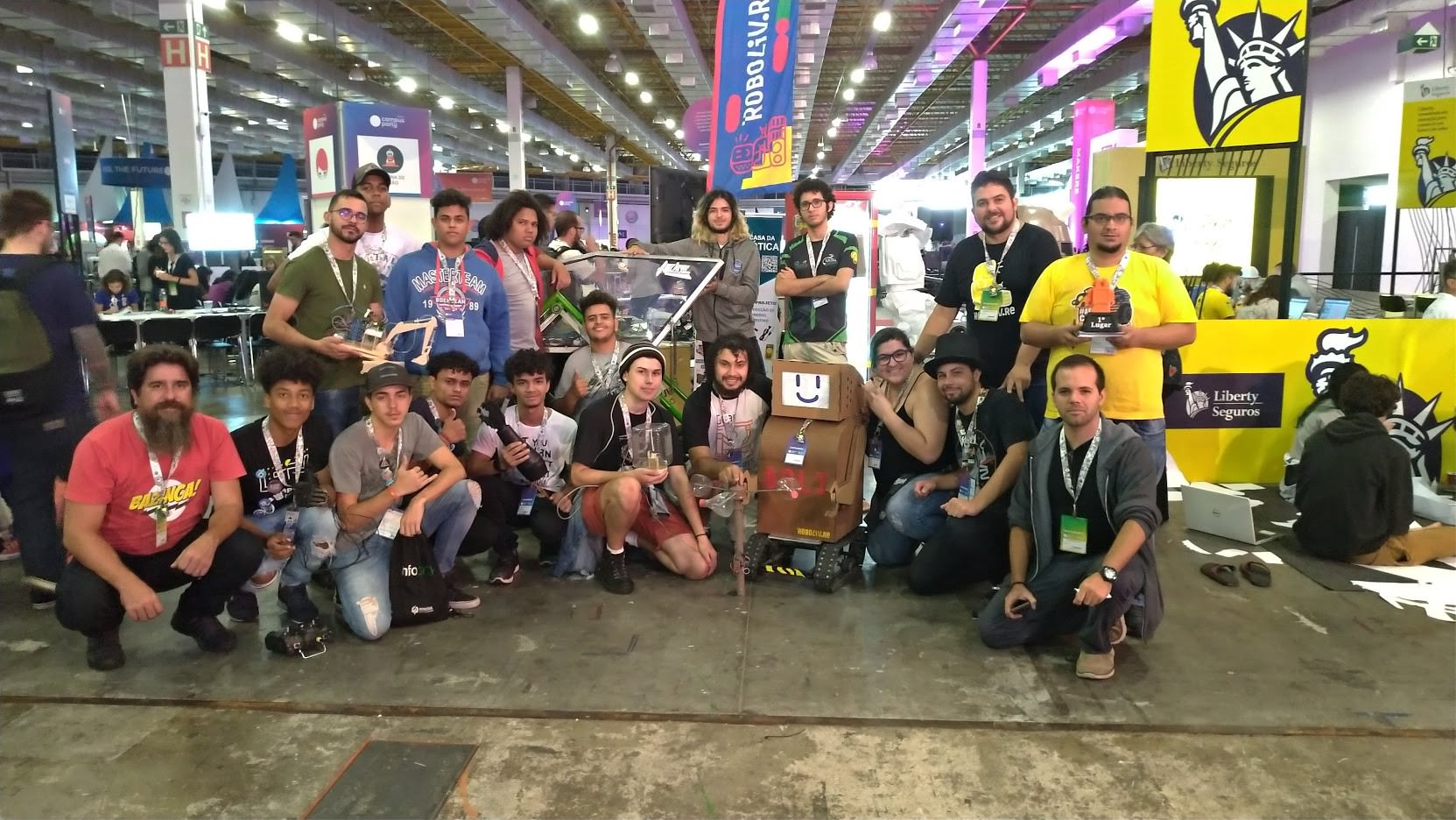  Participantes e jurados do Concurso “Leve seu robô” 